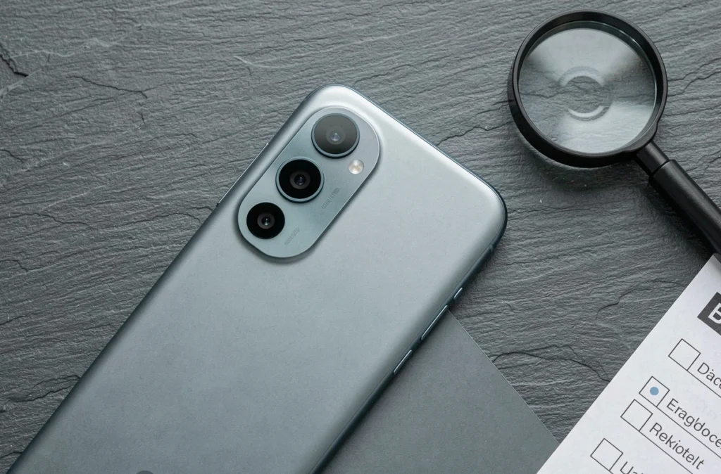Gros plan du module photo arrière d'un Google Pixel 8 Pro d'occasion avec checklist de contrôle